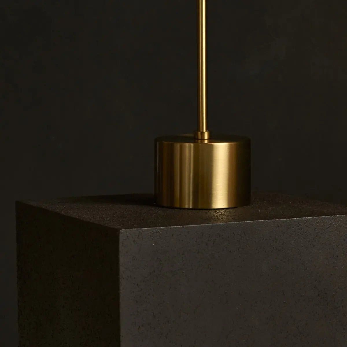 Élégance Nordique – Lampe Livia en métal doré et bois, LED réglable et design épuré