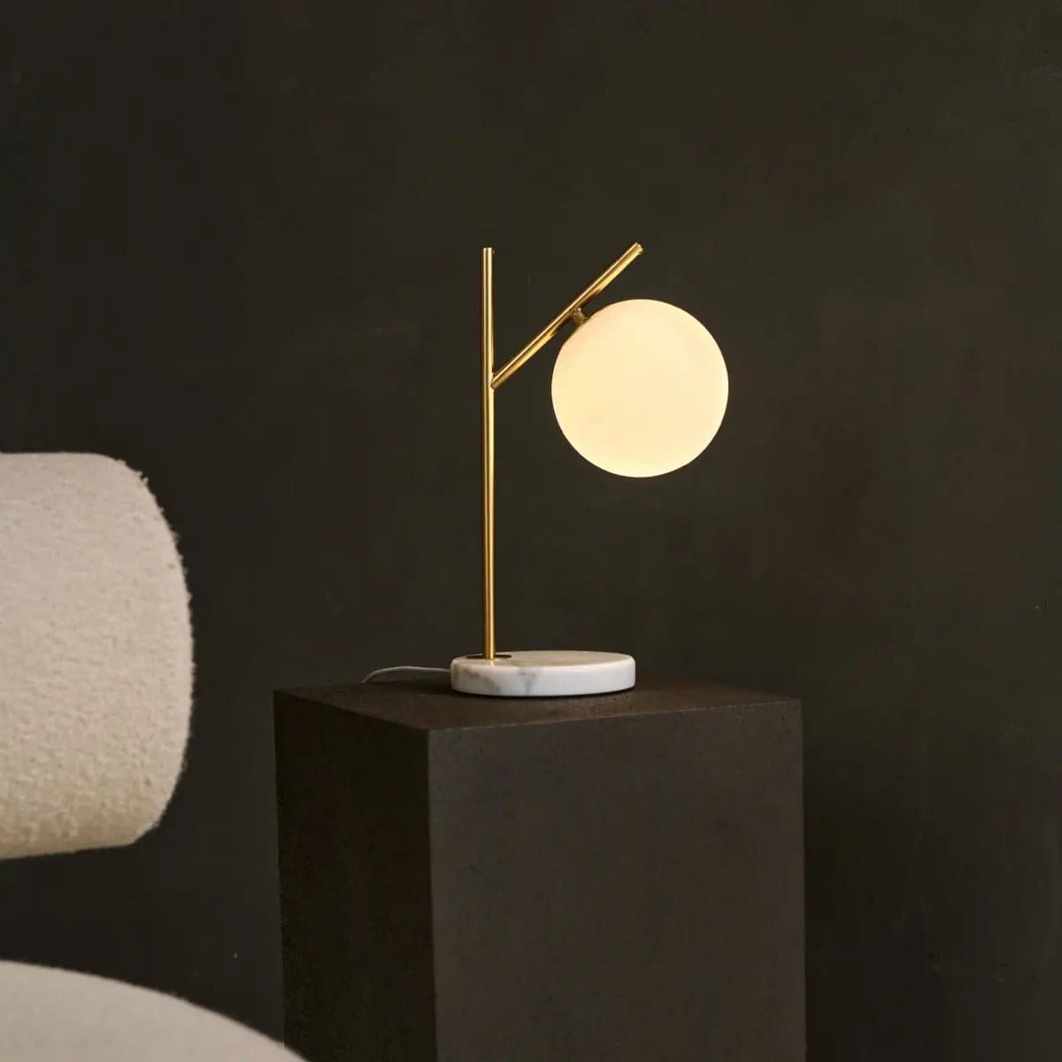 Pureté minérale – Lampe neuve Madison en marbre et métal avec globe en verre dépoli
