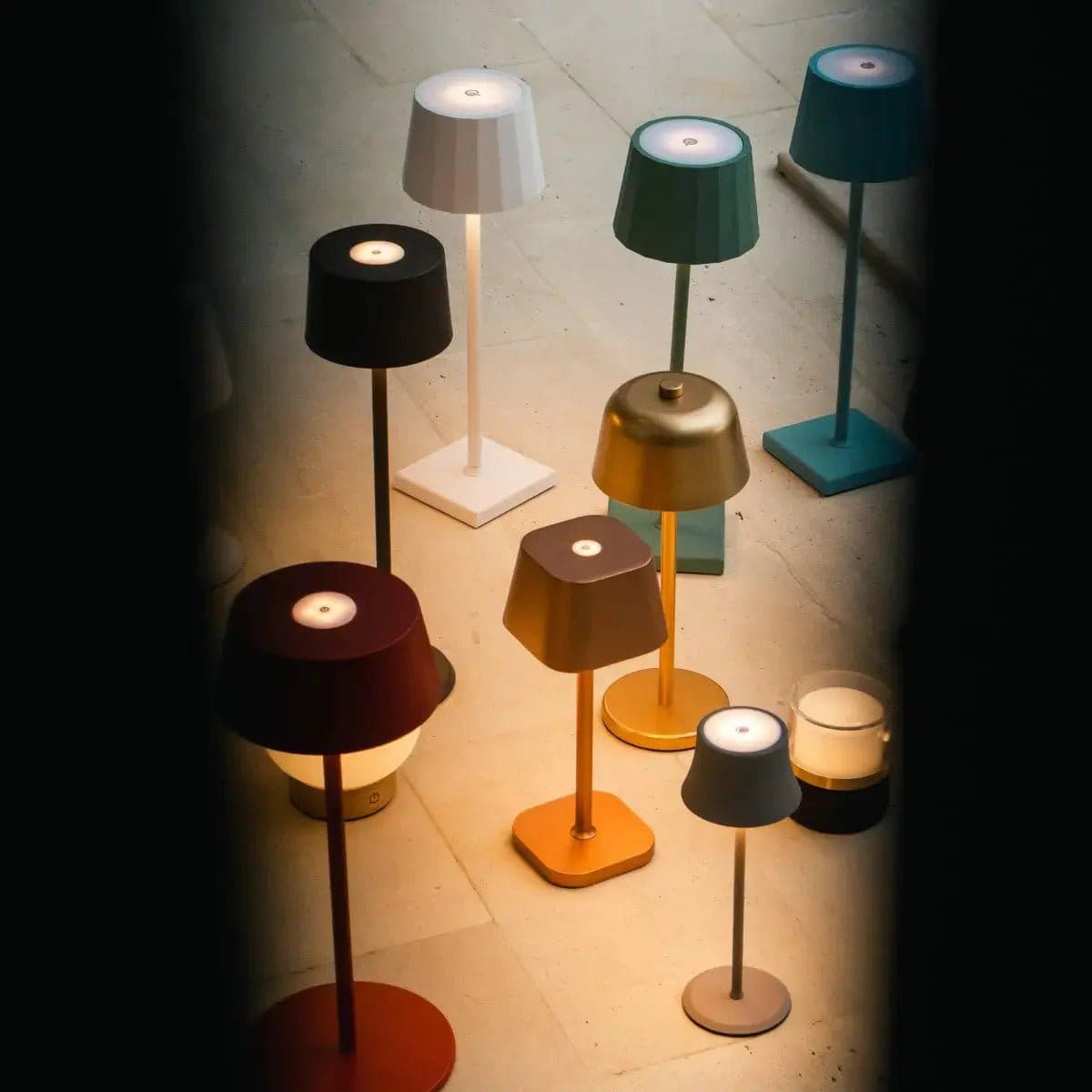 Sobriété et modernité – Lampe rechargeable en métal gris, création neuve Tavellio