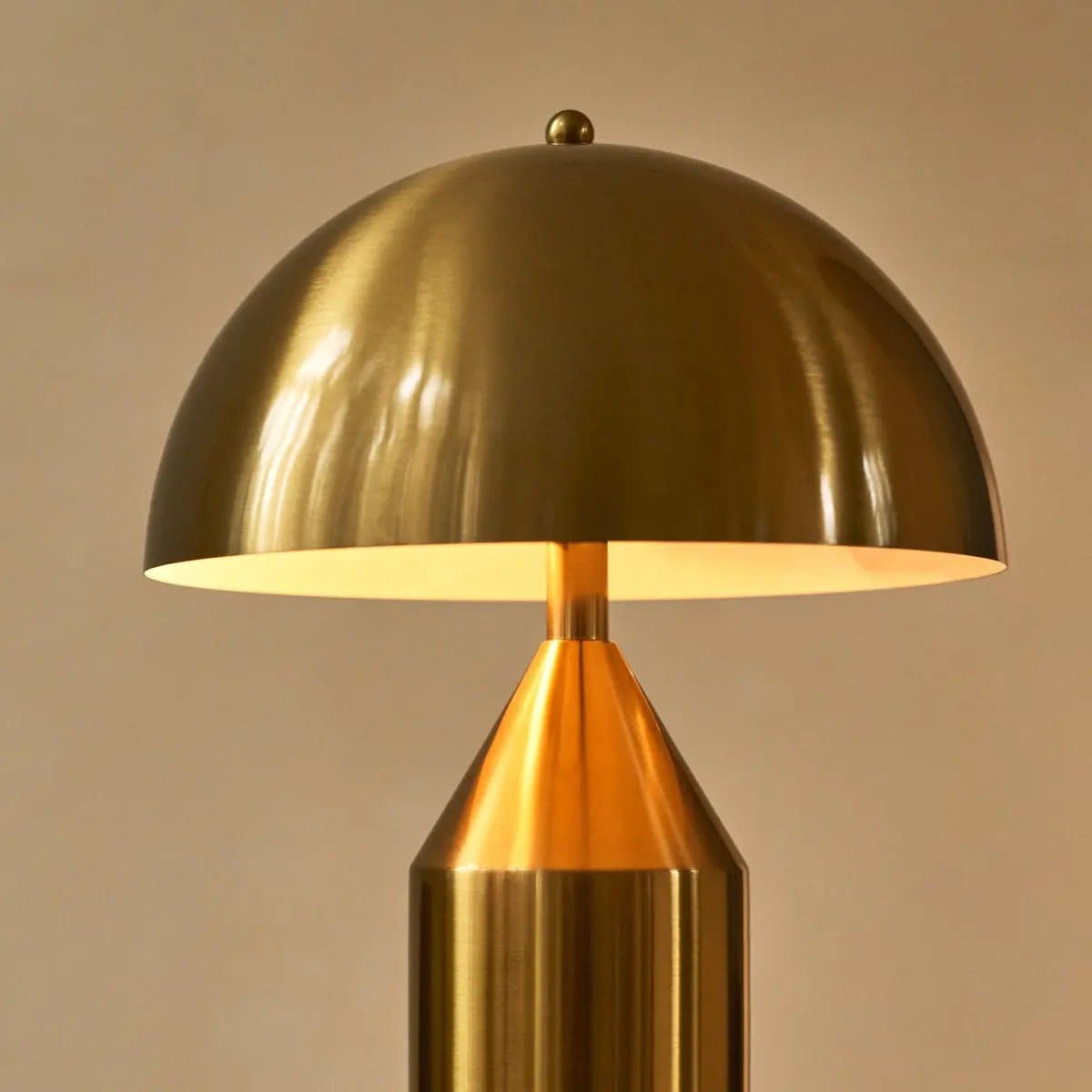 Lueur d’or – Lampe de dressoir en métal artisanale Otto Gold