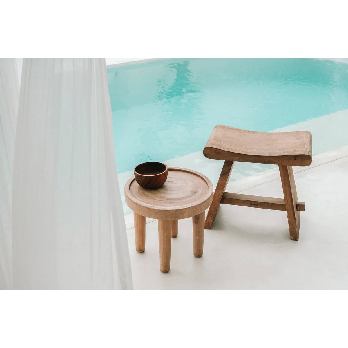 Bois vivant – Petite table en suar naturel, usage intérieur/extérieur (pièce neuve)