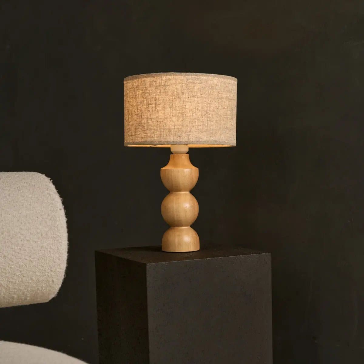 Jeux de Formes – Lampe Oliver en bois naturel et lin beige, charme intemporel