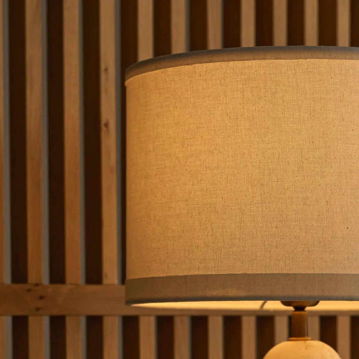 Élégance Minérale – Lampe à poser Charlotte en marbre naturel et coton beige