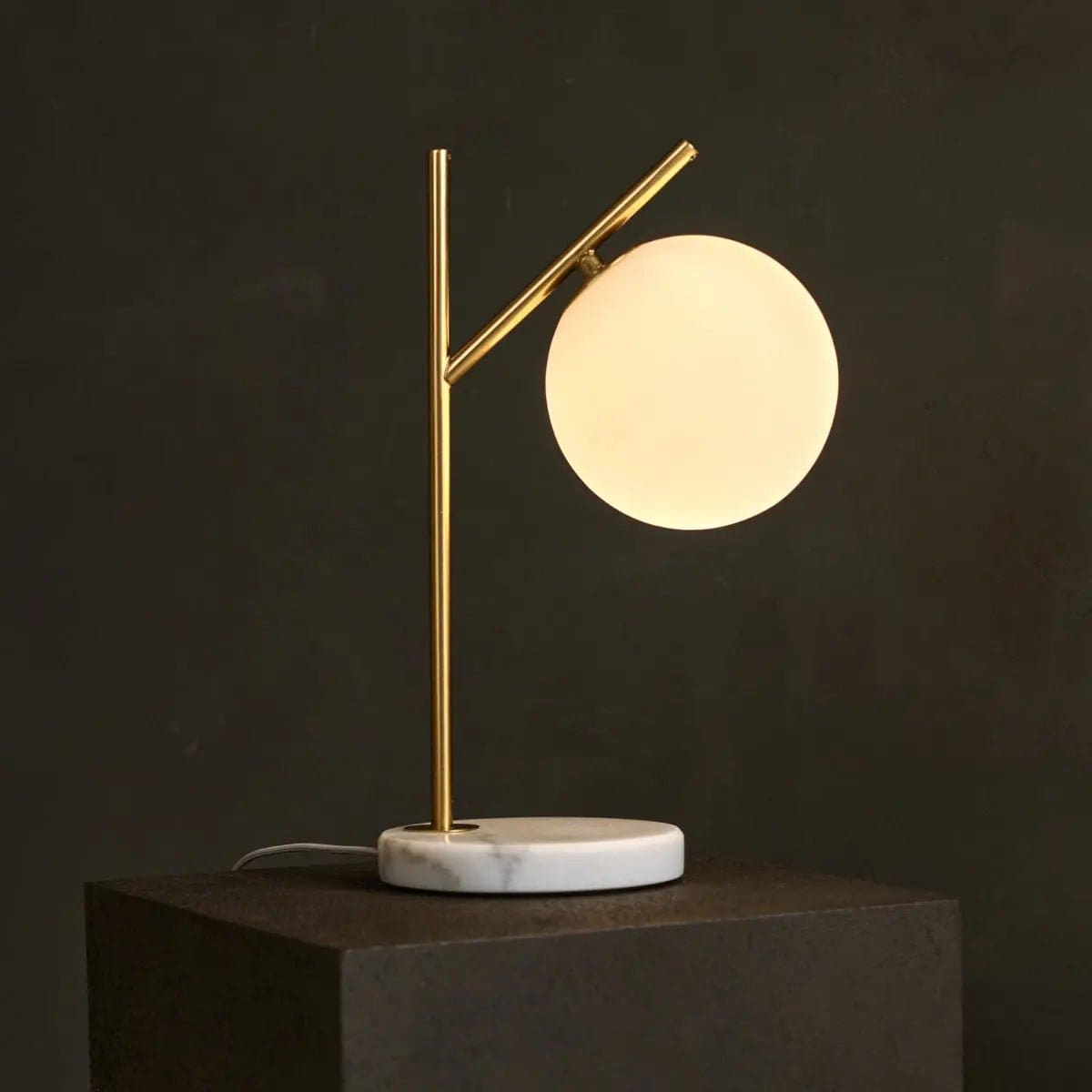Pureté minérale – Lampe neuve Madison en marbre et métal avec globe en verre dépoli