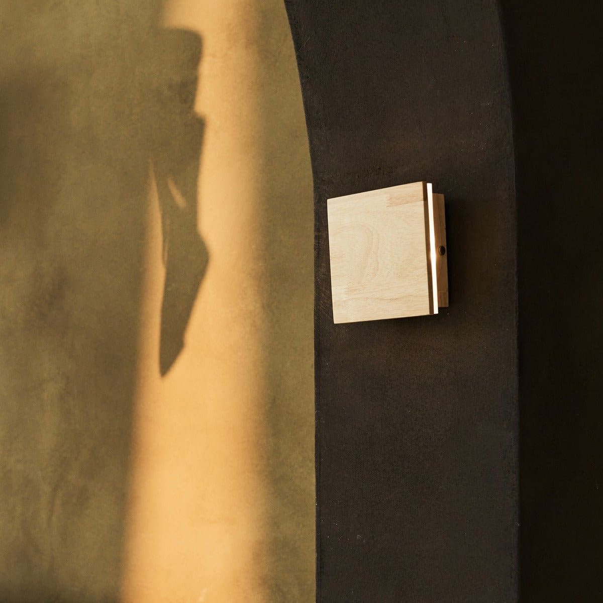 Lampe murale sans fil rechargeable en bois brun clair – Design minimaliste, dimmable et artisanal (pièce neuve)