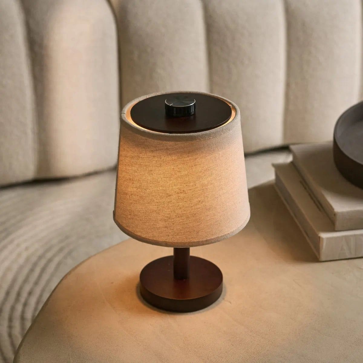 Lampe rechargeable Rover en bois d’hévéa marron foncé – Abat-jour en lin, sans fil et à intensité variable (pièce neuve)