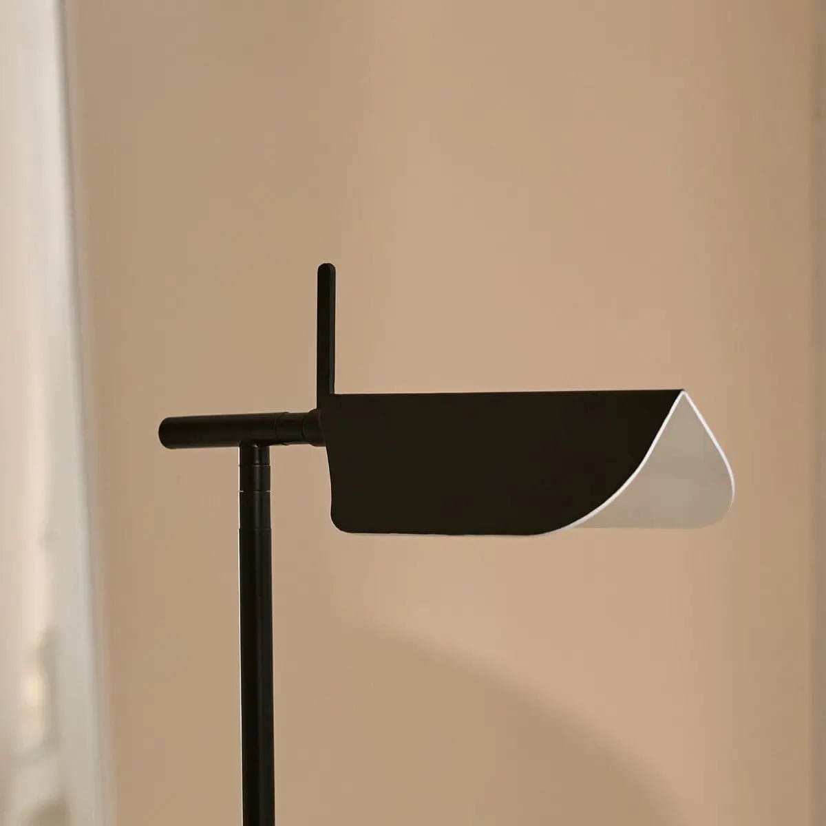 Élégance Nocturne – Lampe de commode Marcello en métal noir, ligne épurée