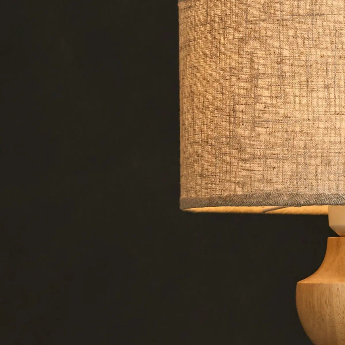 Jeux de Formes – Lampe Oliver en bois naturel et lin beige, charme intemporel