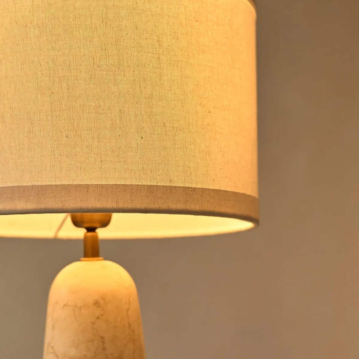 Élégance Minérale – Lampe à poser Charlotte en marbre naturel et coton beige