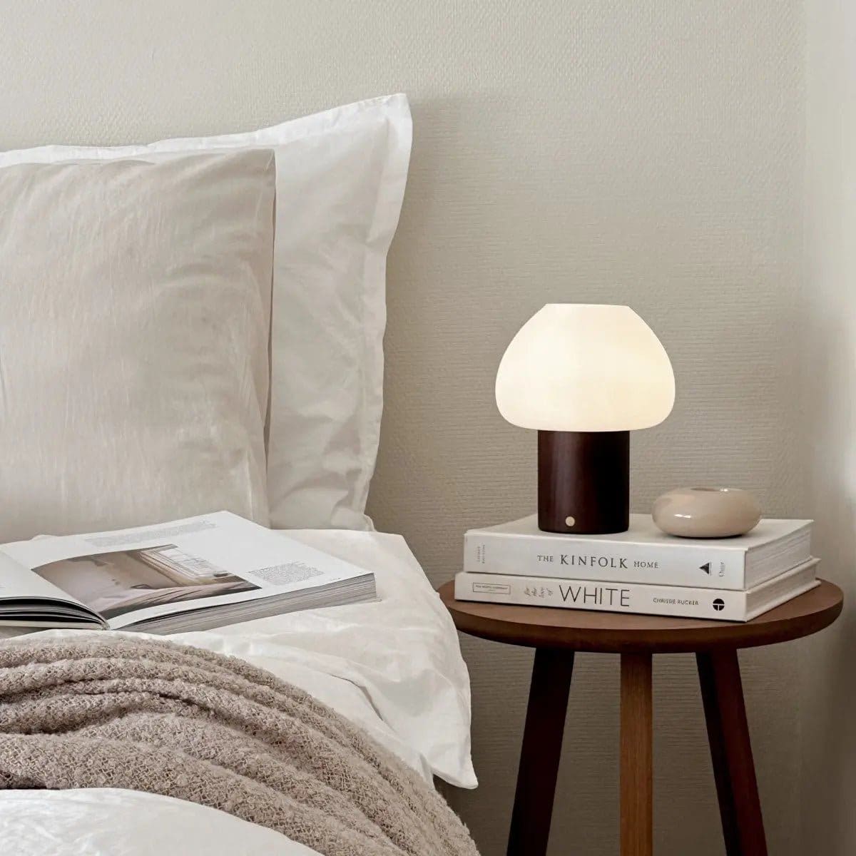 Fynn – Lampe rechargeable et dimmable en bois marron foncé et verre givré