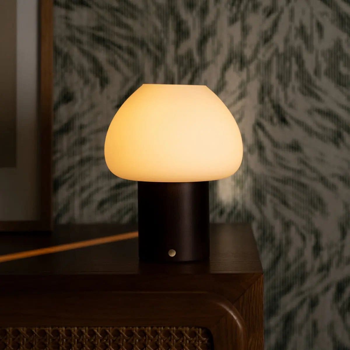 Fynn – Lampe rechargeable et dimmable en bois marron foncé et verre givré