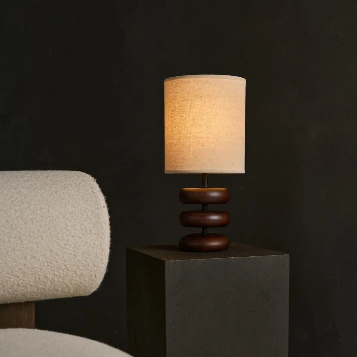Lampe à table en bois brun foncé Lara avec nuance de lin à crème – Éclairage de la maison rustique