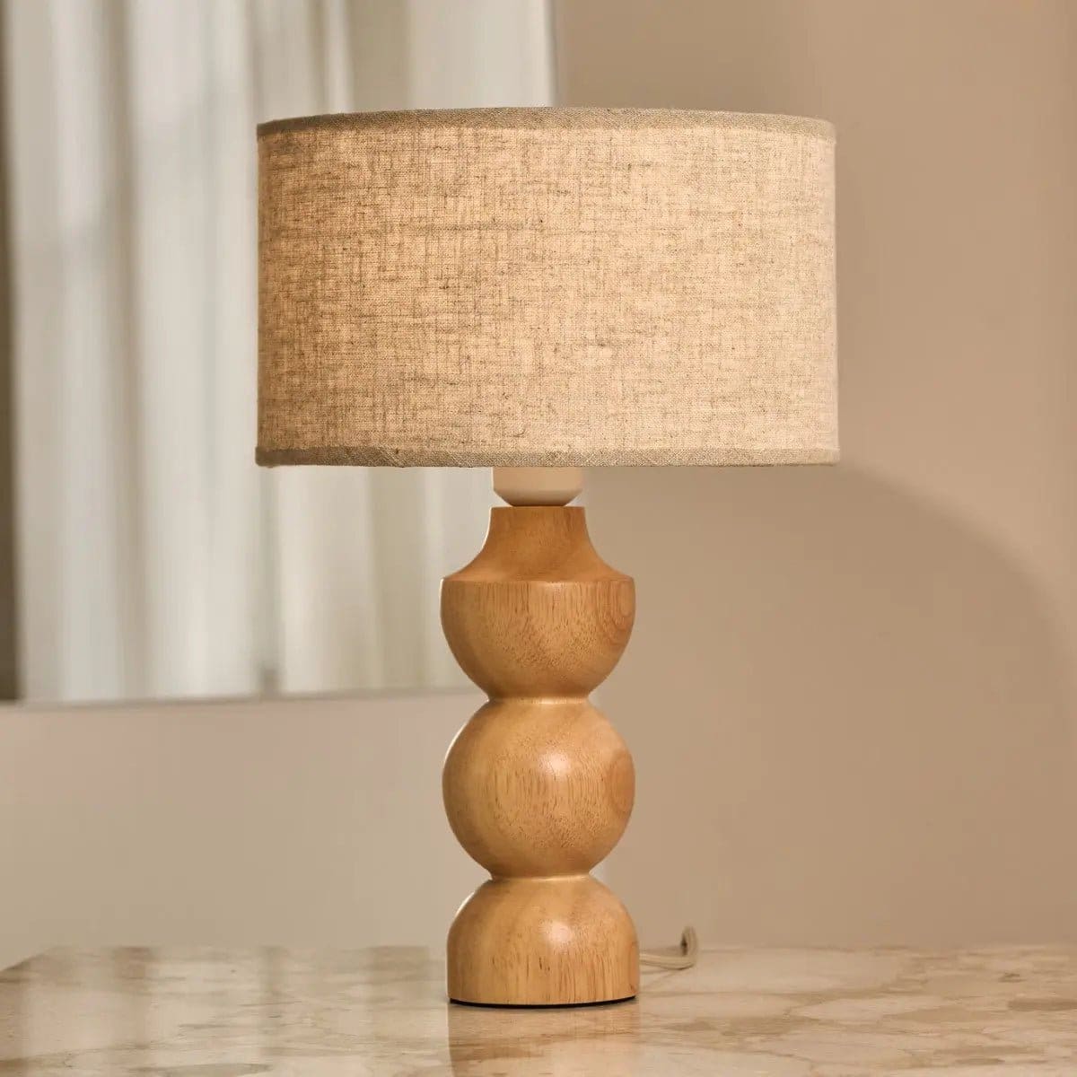 Jeux de Formes – Lampe Oliver en bois naturel et lin beige, charme intemporel