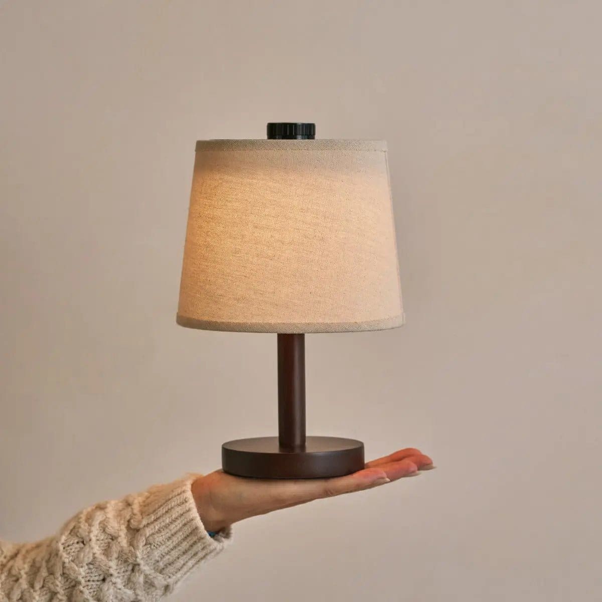 Lampe rechargeable Rover en bois d’hévéa marron foncé – Abat-jour en lin, sans fil et à intensité variable (pièce neuve)