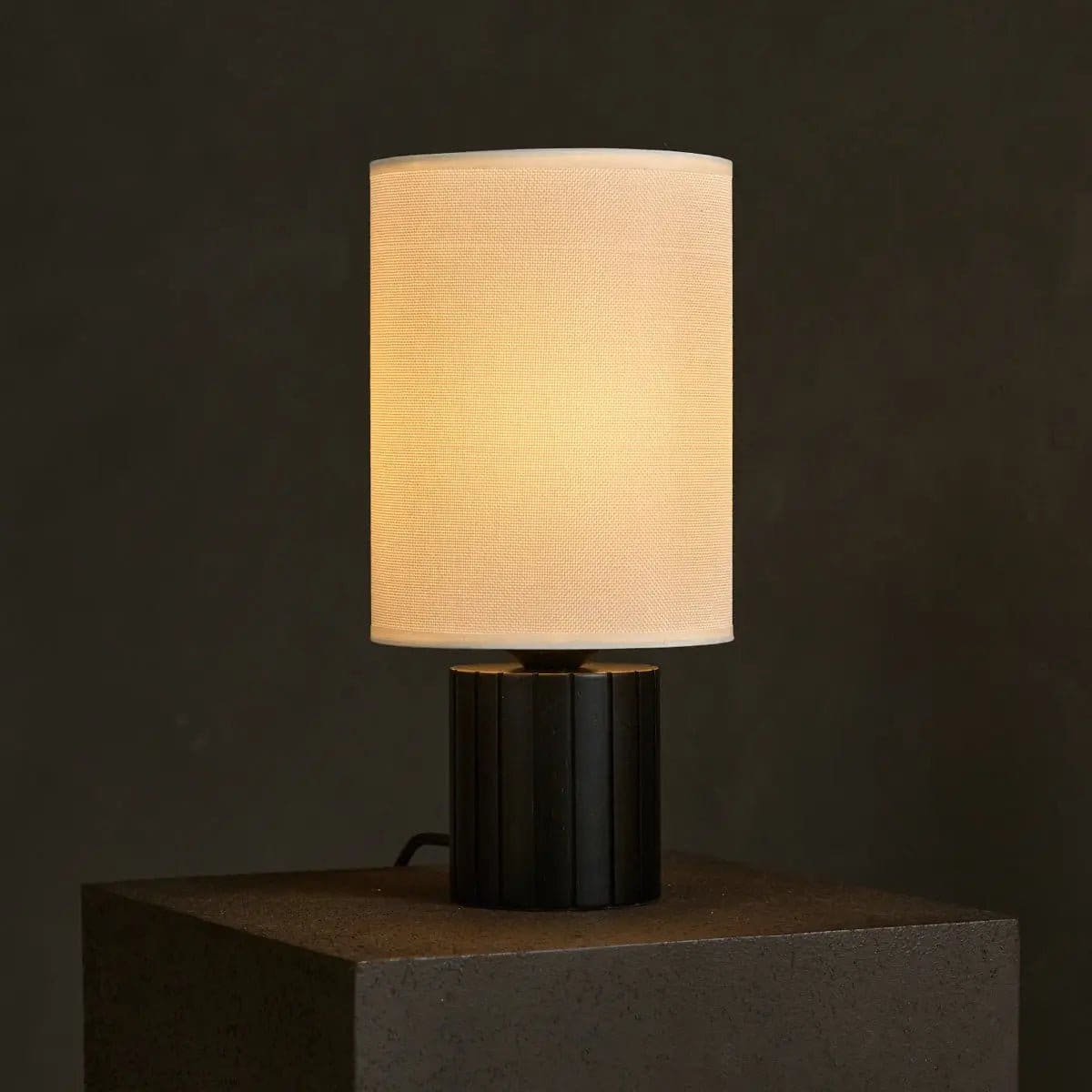 Kiko, création contemporaine – Lampe de table bois noir et lin beige neuve