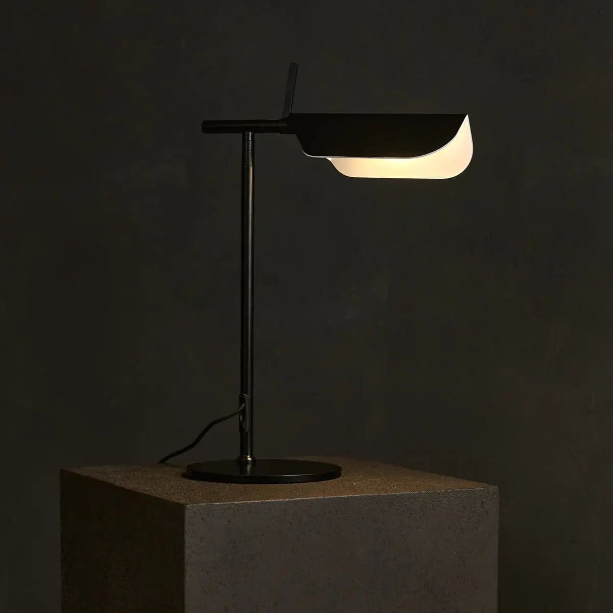 Élégance Nocturne – Lampe de commode Marcello en métal noir, ligne épurée