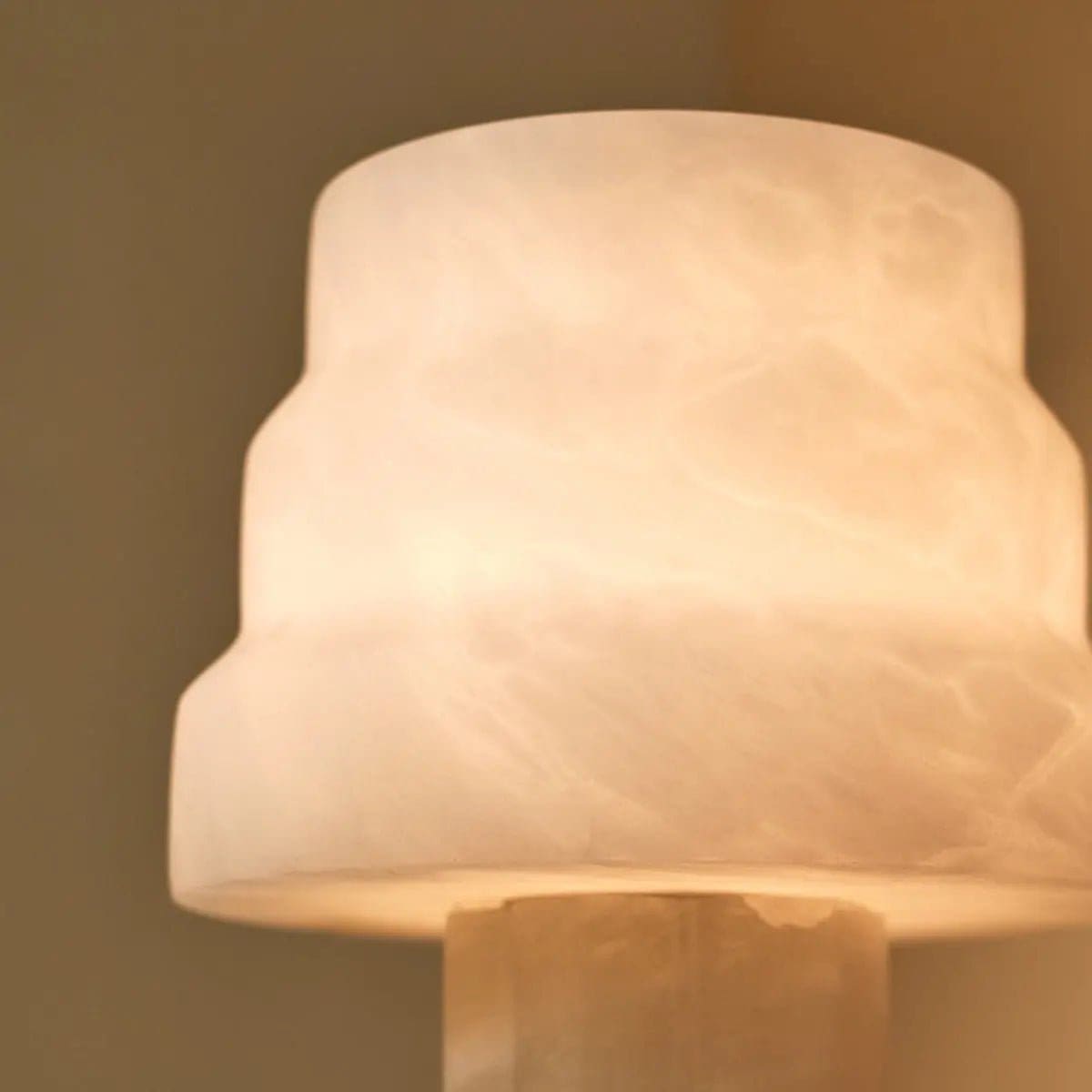 Lumière et Matière – Lampe Alessandra en albâtre naturel, design moderne et unique