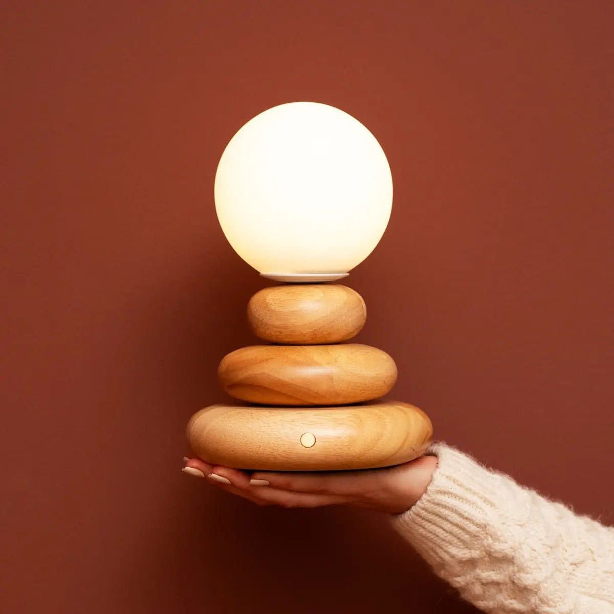 Lumière en Équilibre – Lampe rechargeable Isabella en bois caoutchouc et verre, design artisanal neuf