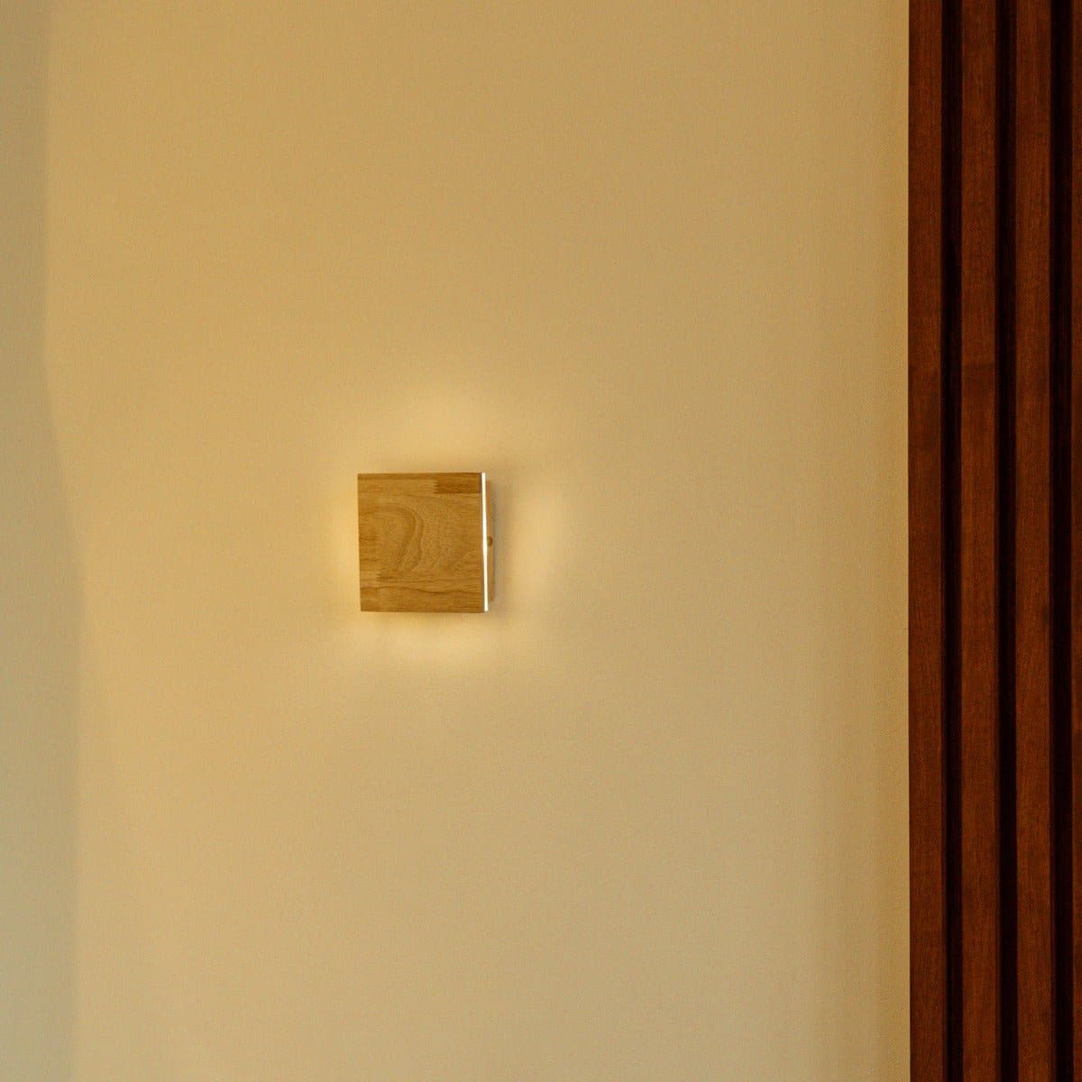 Lampe murale sans fil rechargeable en bois brun clair – Design minimaliste, dimmable et artisanal (pièce neuve)