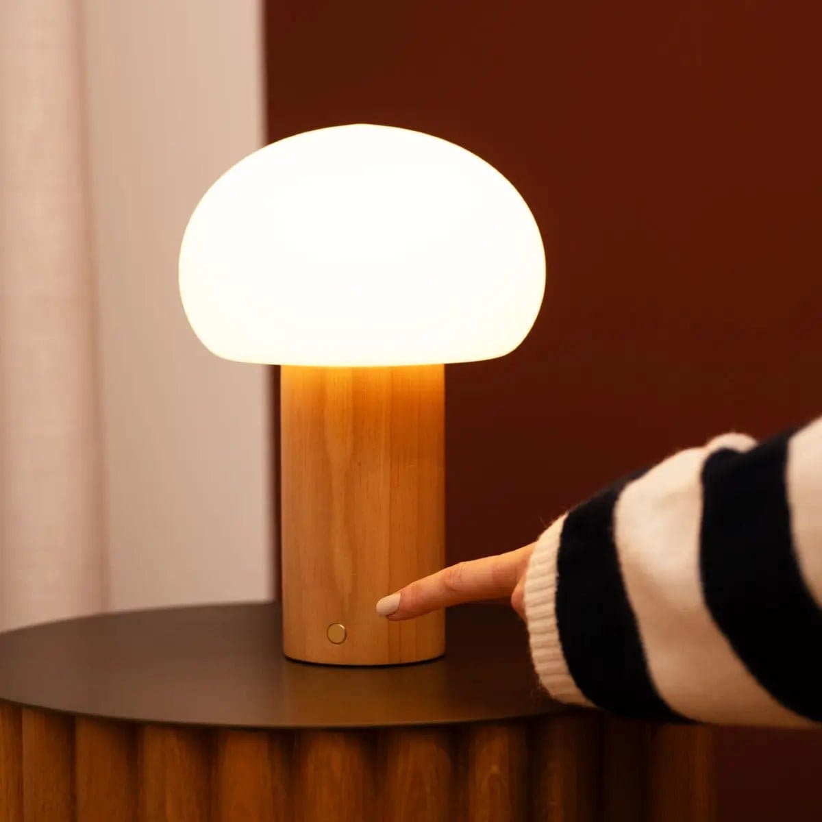 Élégance Nomade – Lampe Sam en bois naturel et verre, éclairage dimmable sans fil