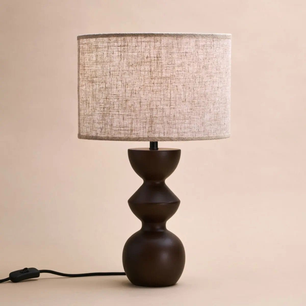 Lampe de table en bois brun foncé Kai – Abat-jour sable, création artisanale neuve