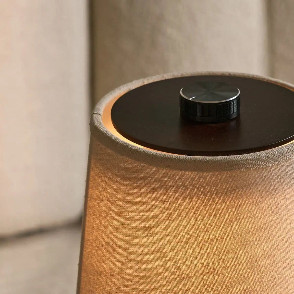 Lampe rechargeable Rover en bois d’hévéa marron foncé – Abat-jour en lin, sans fil et à intensité variable (pièce neuve)