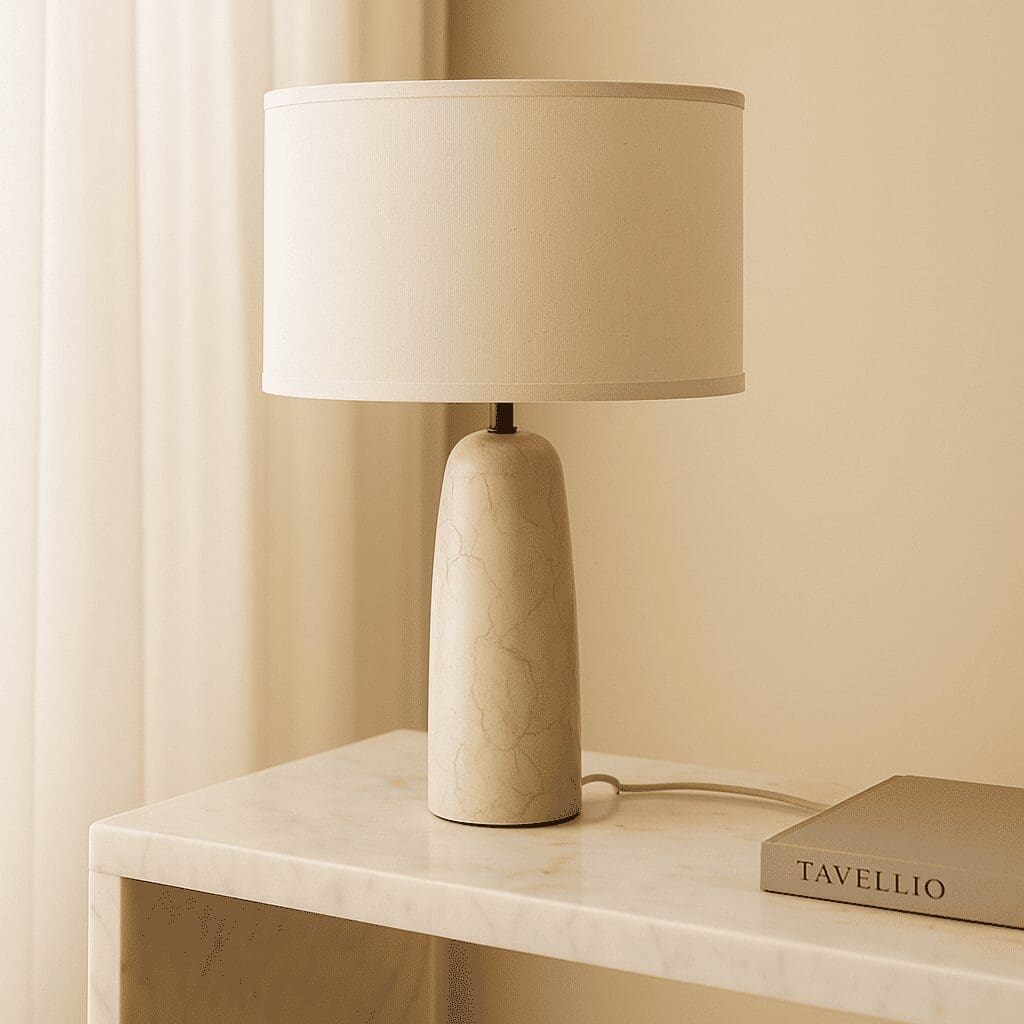 Élégance Minérale – Lampe à poser Charlotte en marbre naturel et coton beige