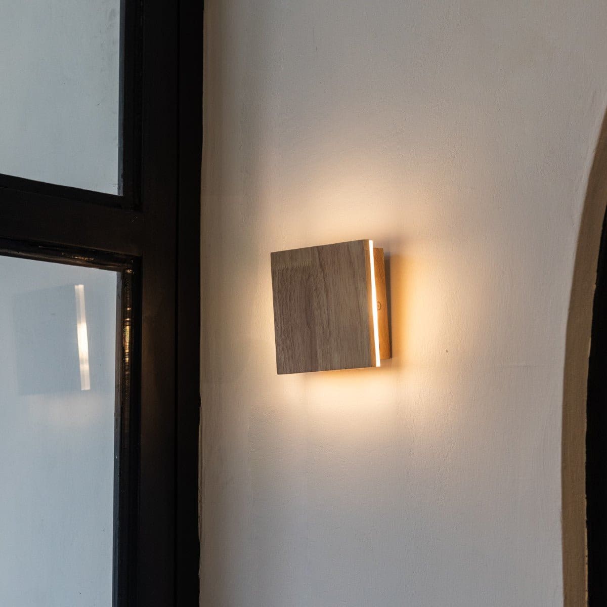 Lampe murale sans fil rechargeable en bois brun clair – Design minimaliste, dimmable et artisanal (pièce neuve)