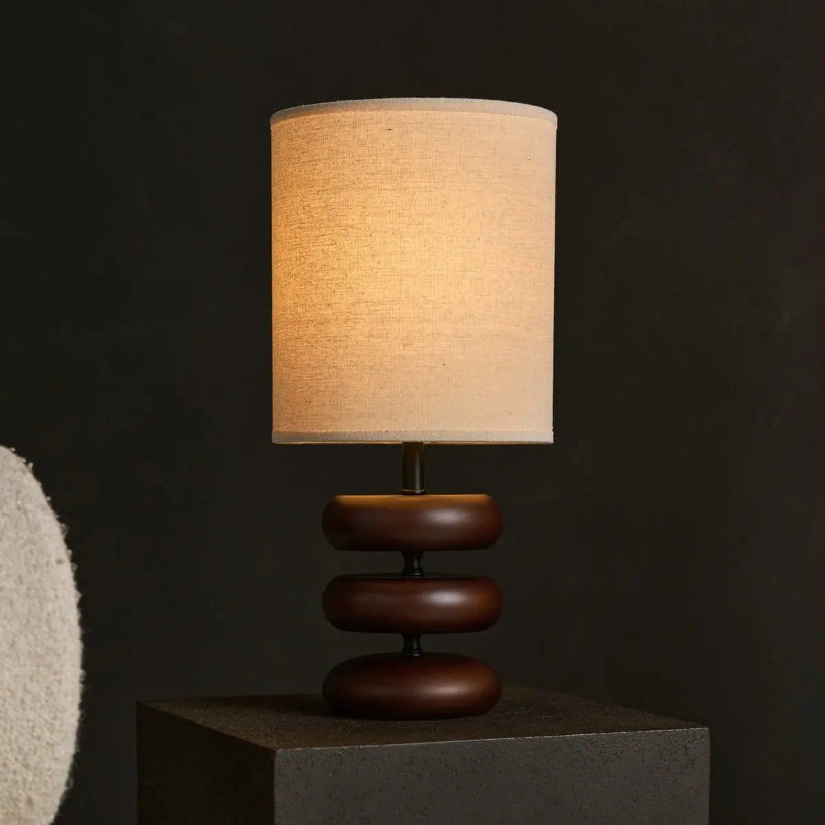 Lampe à table en bois brun foncé Lara avec nuance de lin à crème – Éclairage de la maison rustique