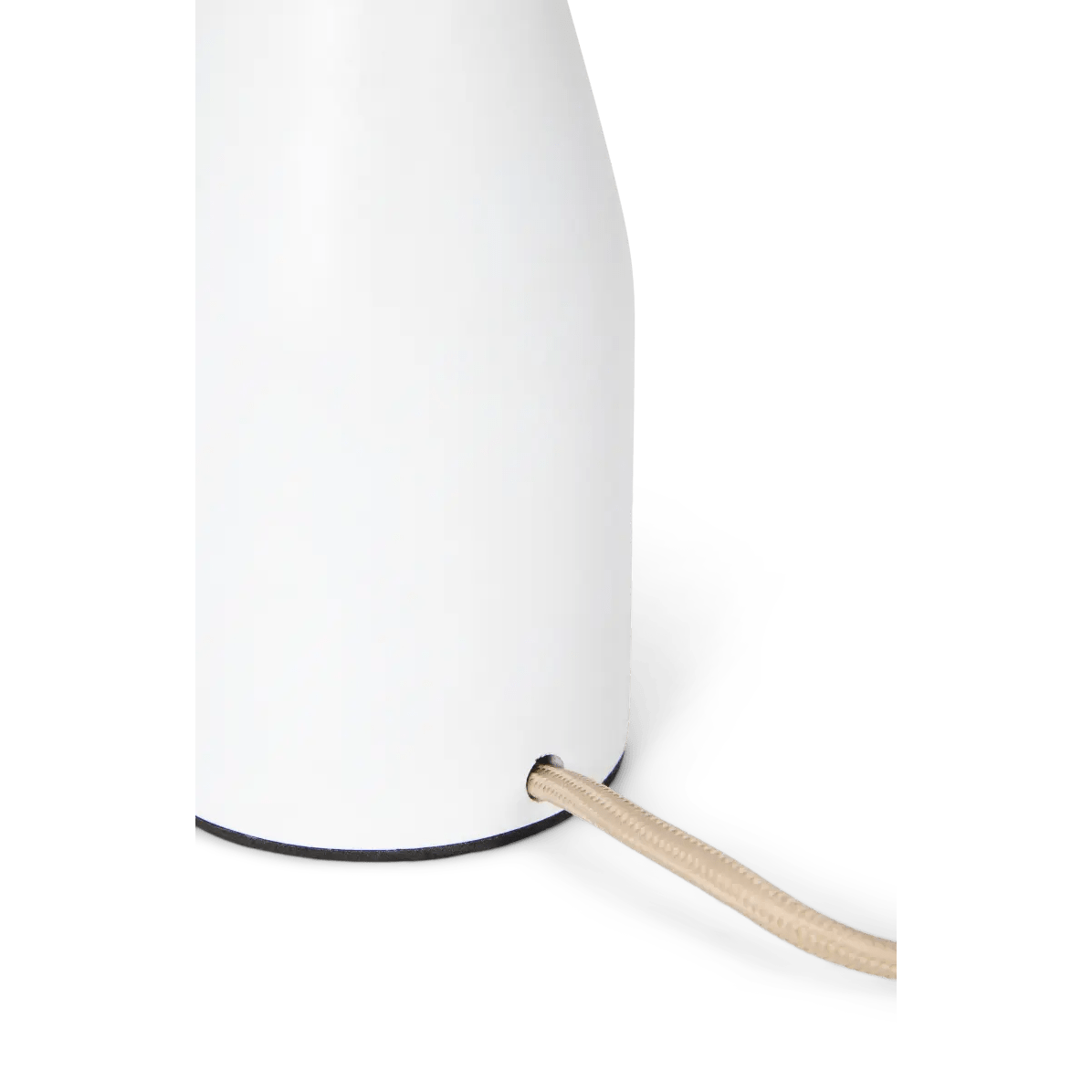 Épure Métallique – Lampe Metal Jape blanche au charme intemporel (pièce neuve)