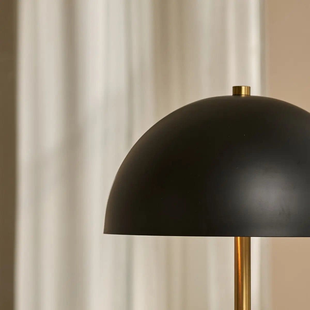 Lola Gold & Black – Création en métal au style intemporel (lampe neuve)