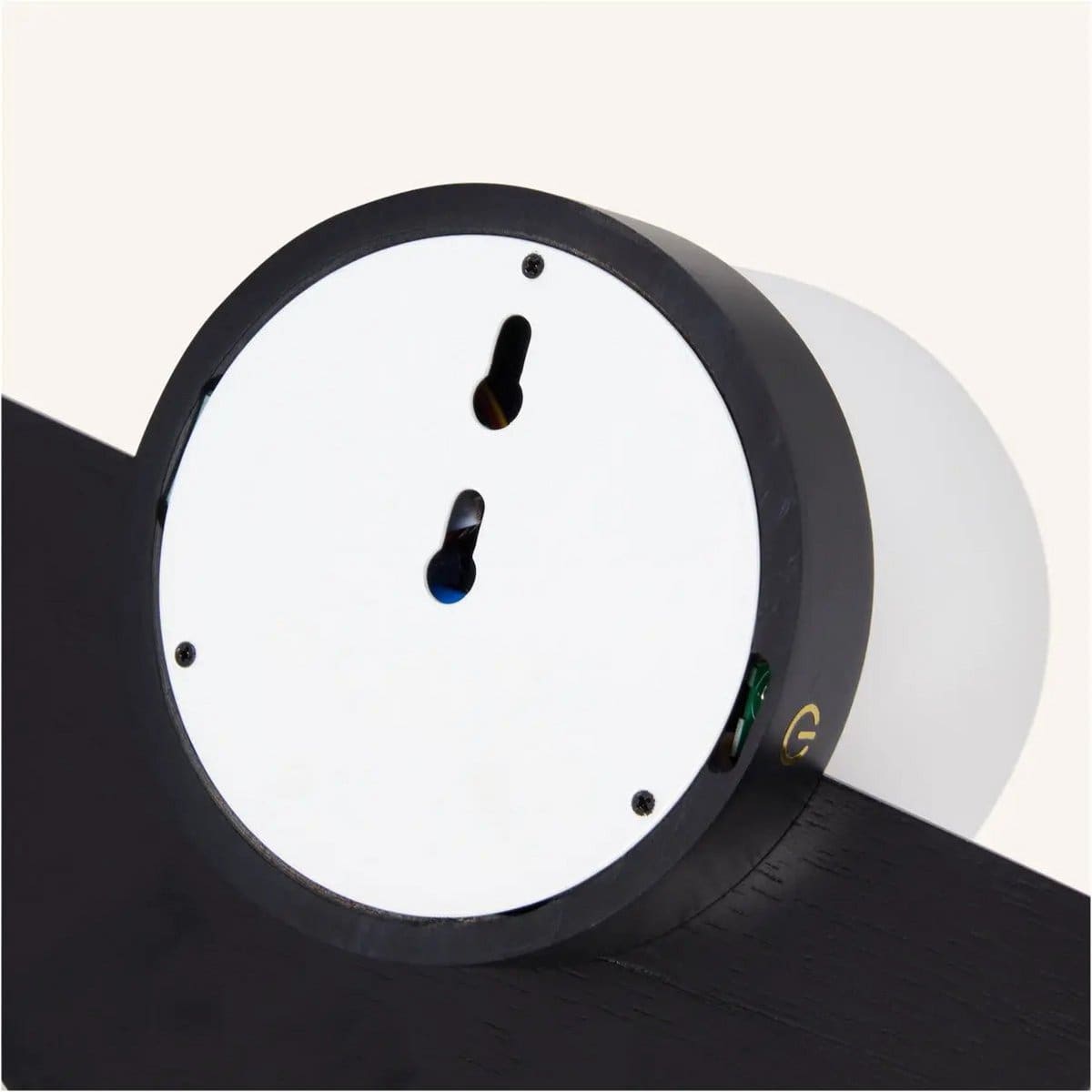 Épure Nocturne – Lampe murale noire sans fil en bois d’hévéa (création récente)