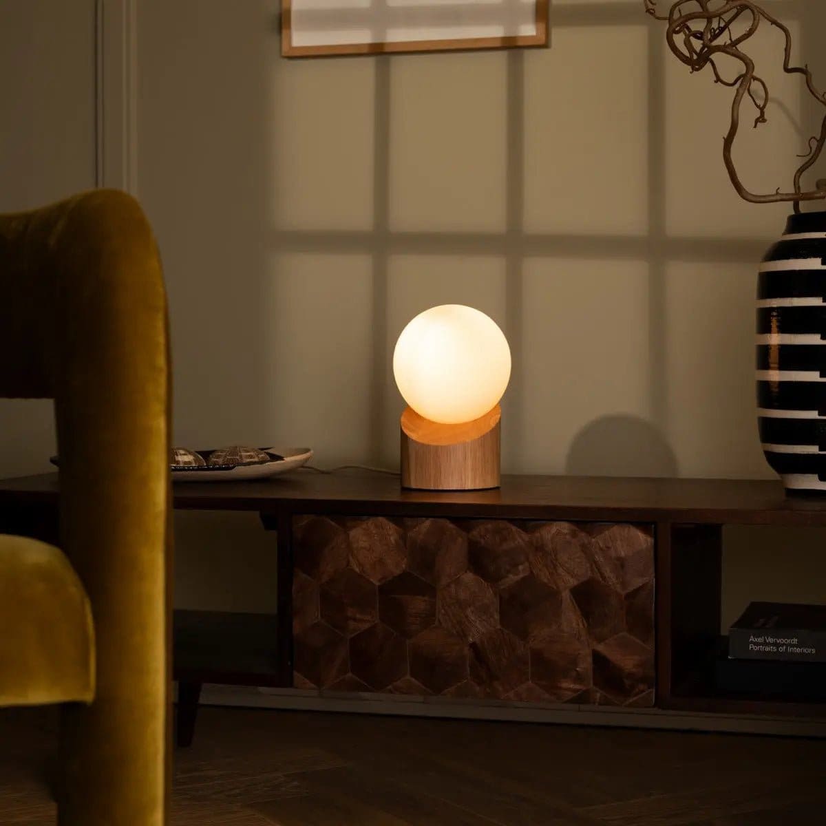 Lueur Naturelle – Lampe de table en bois brun Quin et verre givré (pièce neuve)