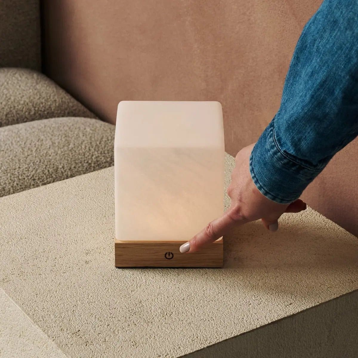 Lumière Nomade – Lampe sans fil YCE en bois clair et verre givré (pièce neuve)