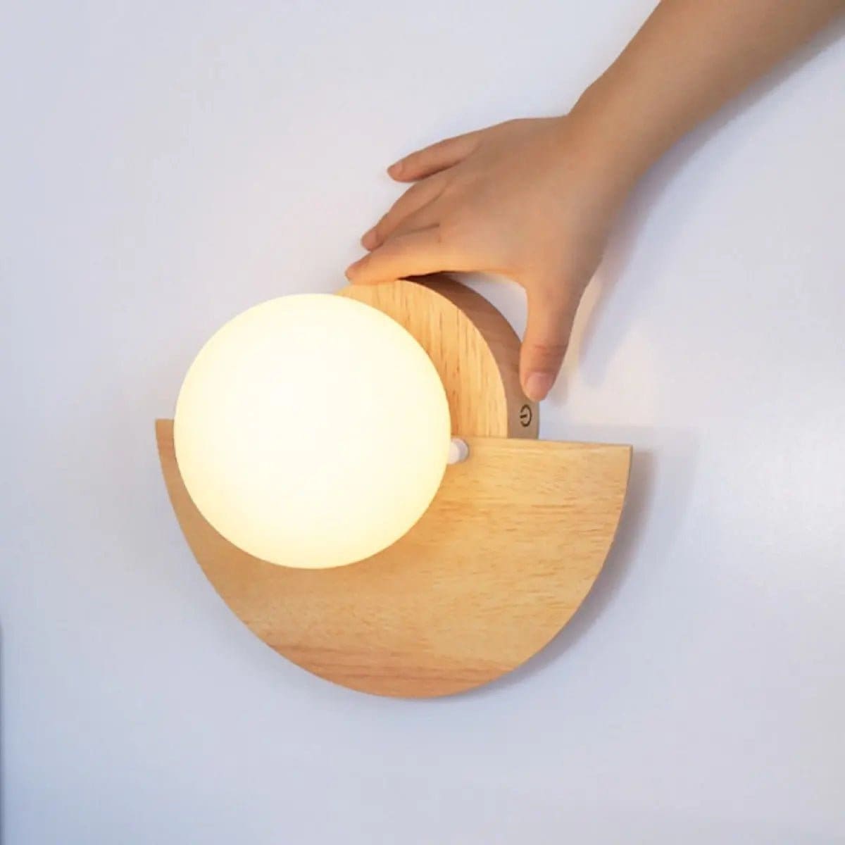 Aura Naturelle – Applique murale Kane en bois clair et verre givré (pièce neuve)