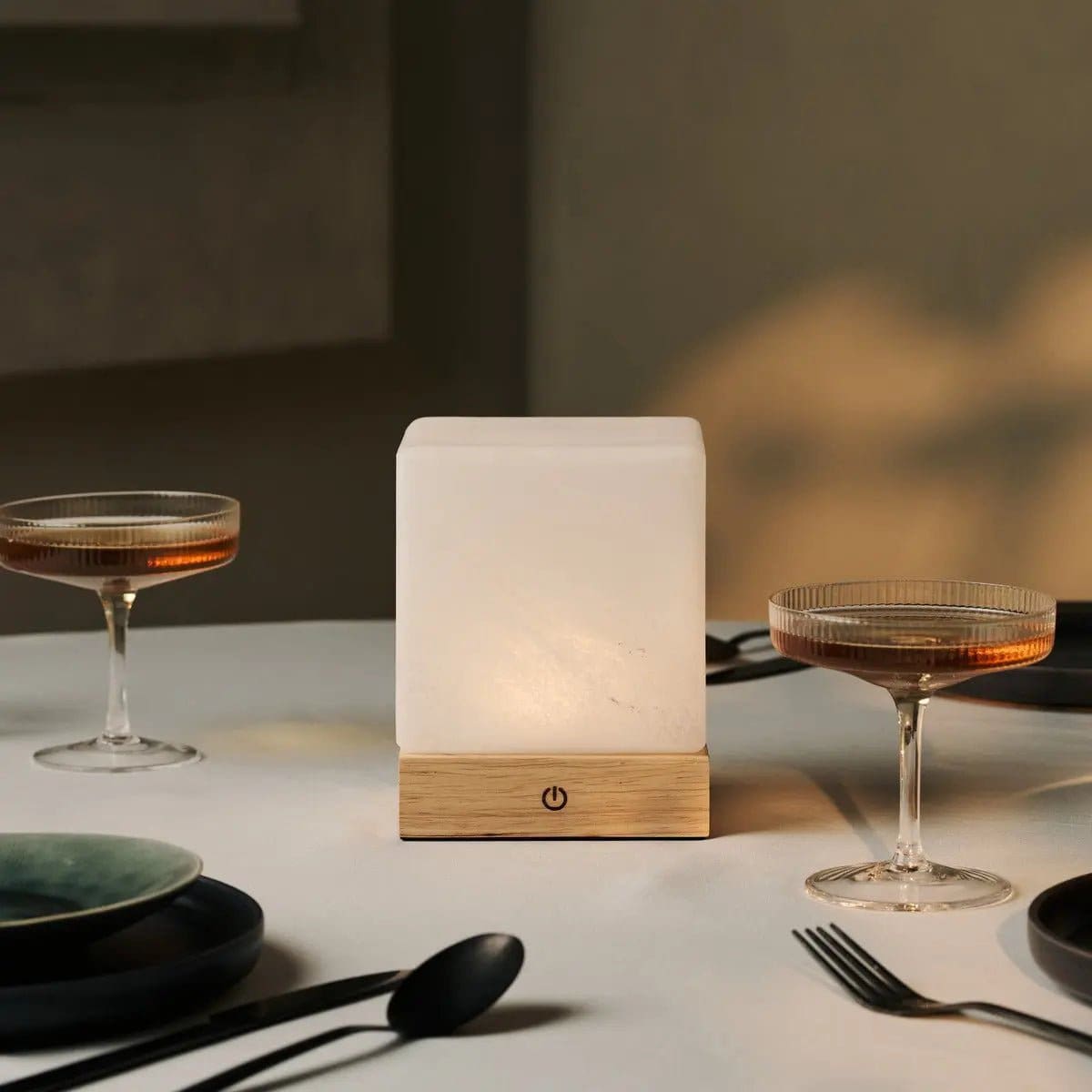 Lumière Nomade – Lampe sans fil YCE en bois clair et verre givré (pièce neuve)