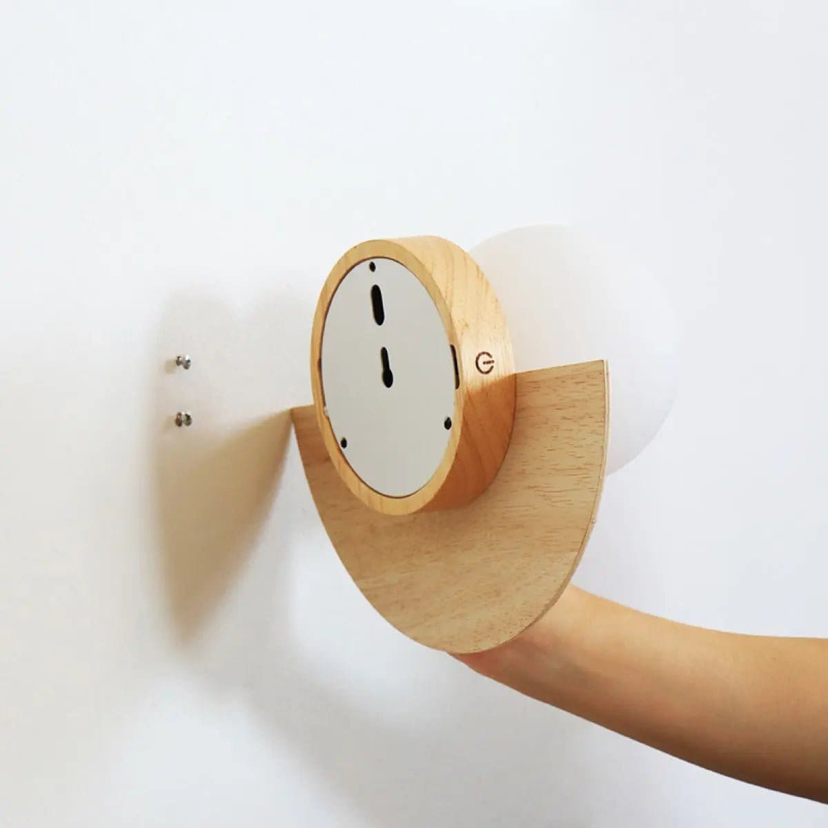 Aura Naturelle – Applique murale Kane en bois clair et verre givré (pièce neuve)