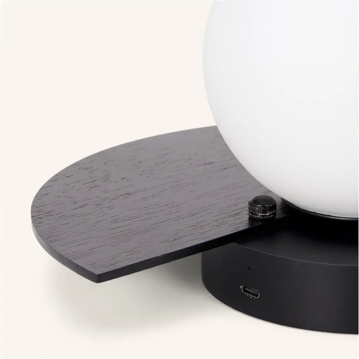 Épure Nocturne – Lampe murale noire sans fil en bois d’hévéa (création récente)