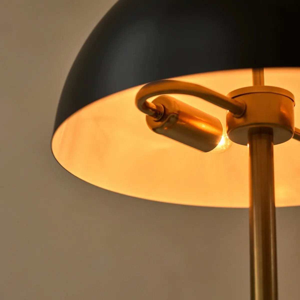 Lola Gold & Black – Création en métal au style intemporel (lampe neuve)