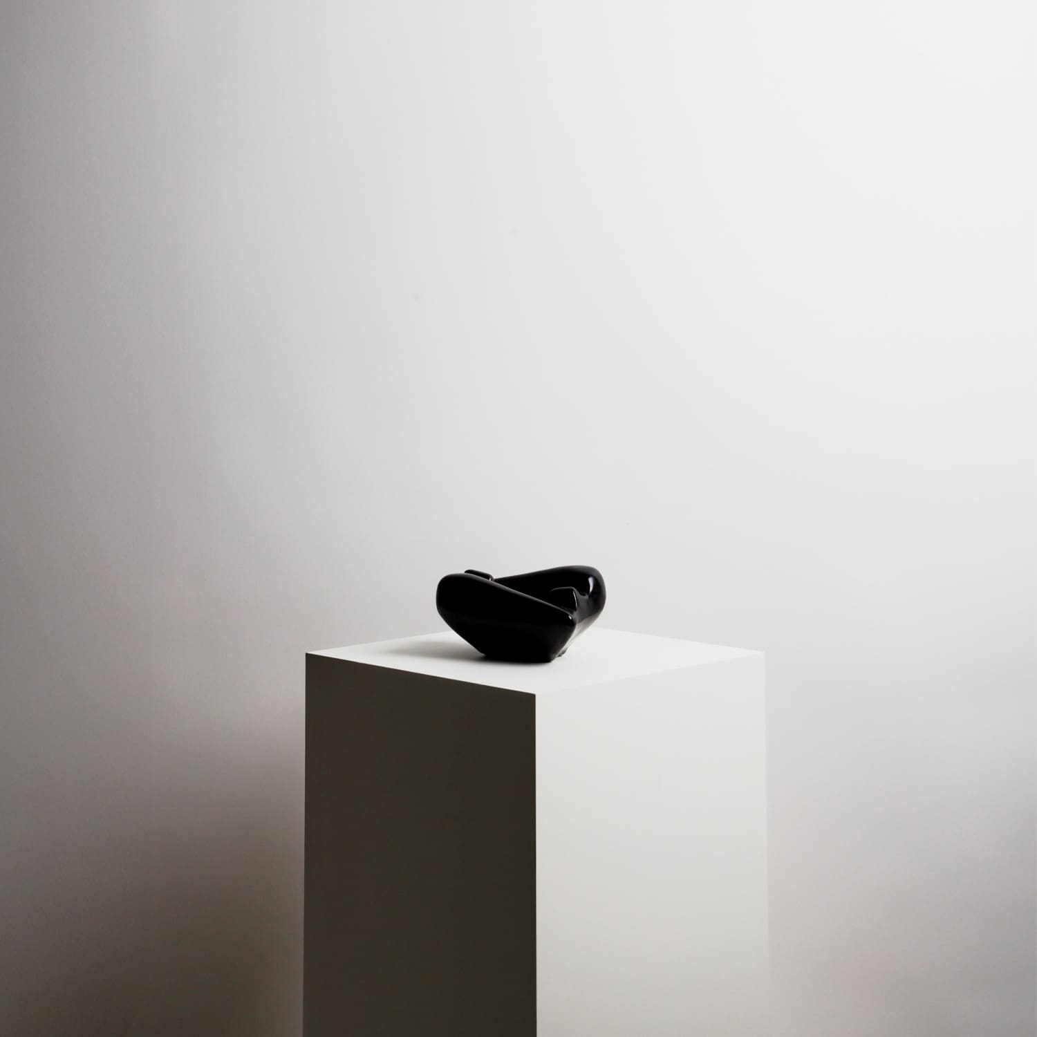 Vide-poche sculptural en céramique noire – Georges Jouve, circa 1950