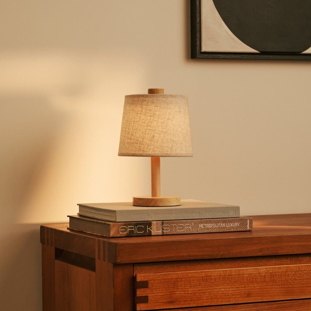 Lampe de table rechargeable en bois clair – Modèle Rover sans fil, création neuve