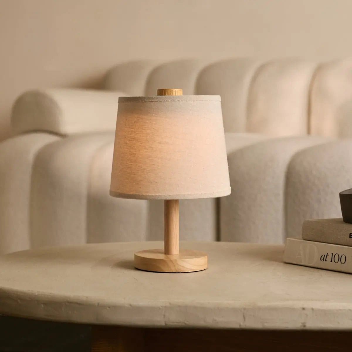 Lampe de table rechargeable en bois clair – Modèle Rover sans fil, création neuve