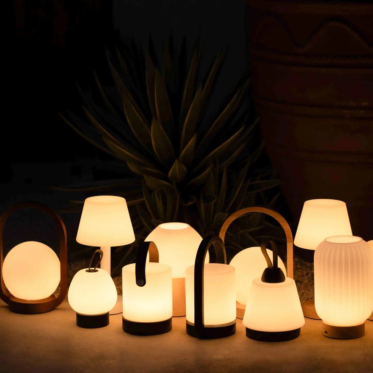 Lampe de table rechargeable en bois clair – Modèle Rover sans fil, création neuve