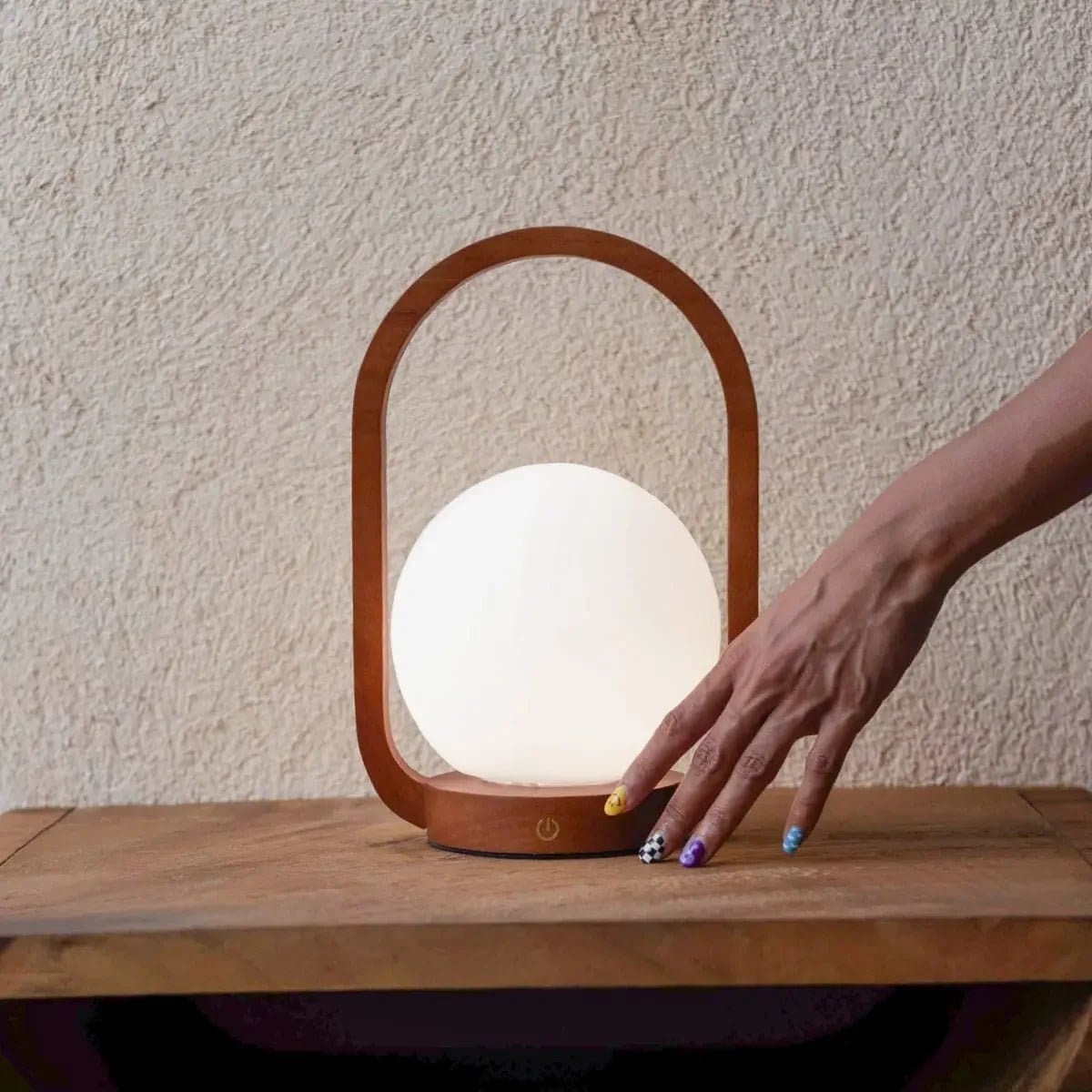 Lampe design Skye – Bois écologique et verre satiné, sans fil et neuve