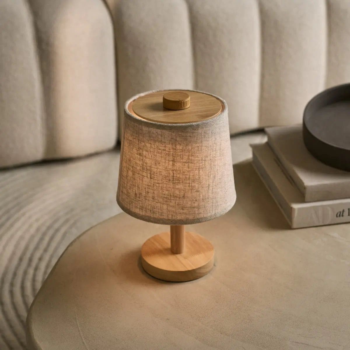 Lampe de table rechargeable en bois clair – Modèle Rover sans fil, création neuve