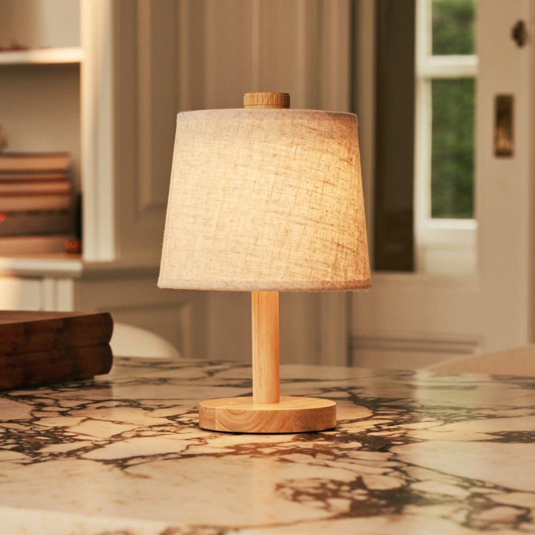 Lampe de table rechargeable en bois clair – Modèle Rover sans fil, création neuve