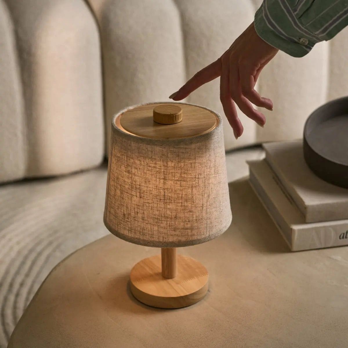 Lampe de table rechargeable en bois clair – Modèle Rover sans fil, création neuve