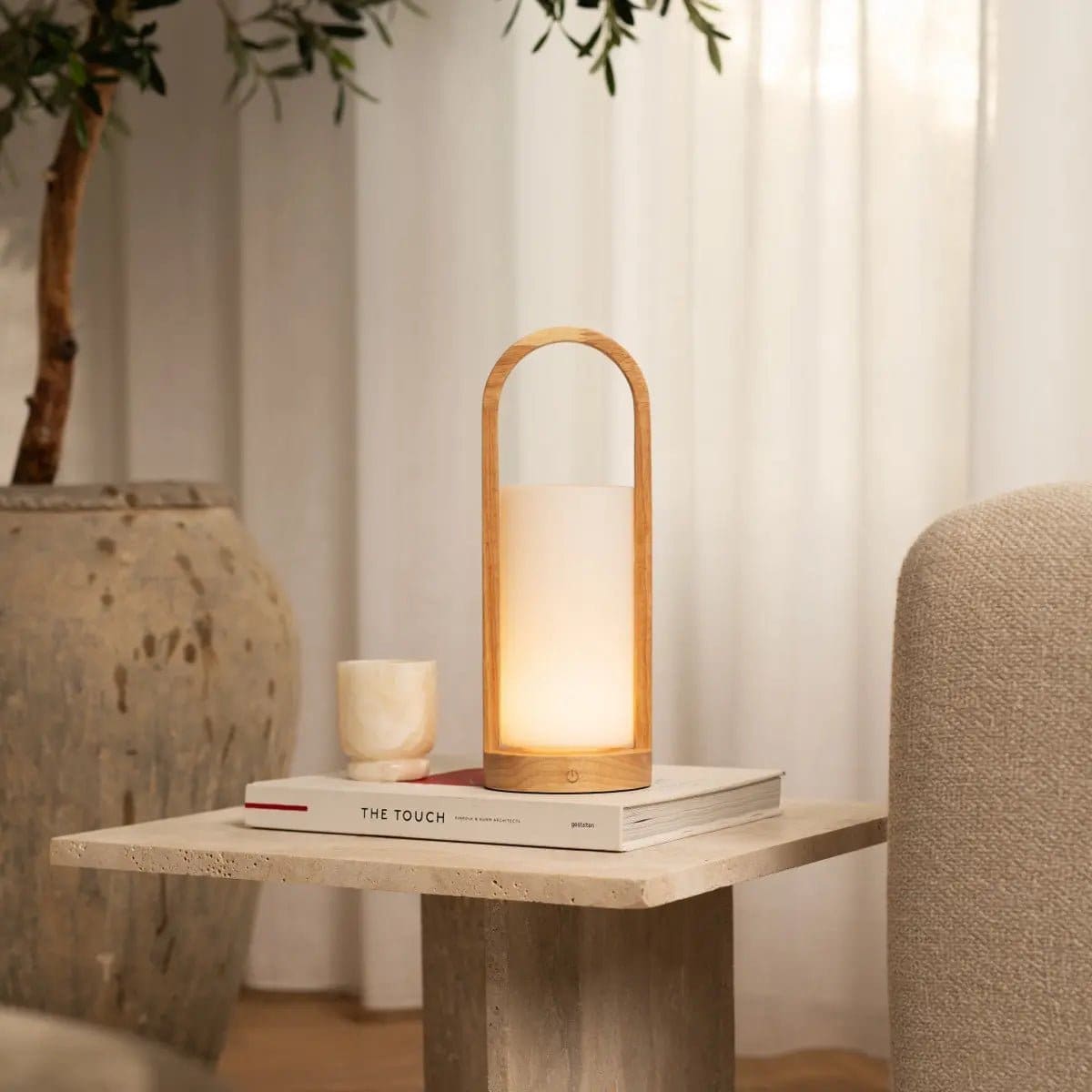 Lampe neuve en bois et verre givré – Modèle Evie, rechargeable et à intensité variable