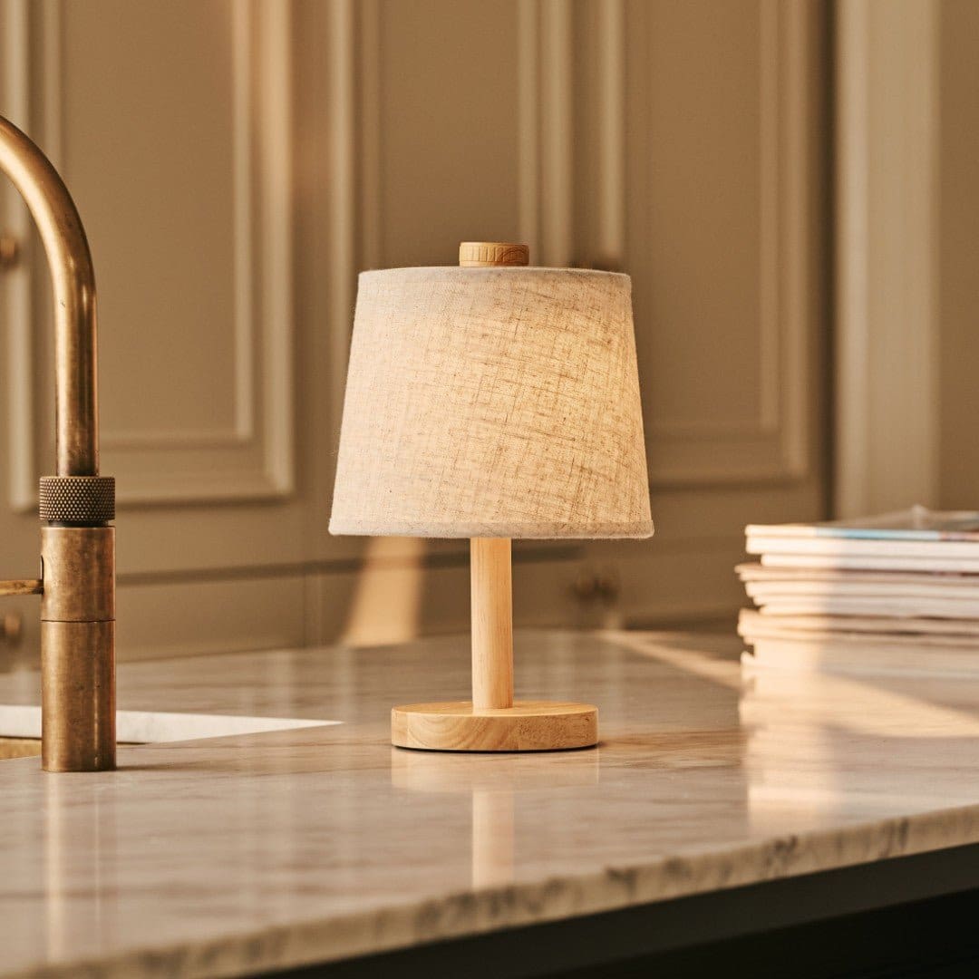 Lampe de table rechargeable en bois clair – Modèle Rover sans fil, création neuve