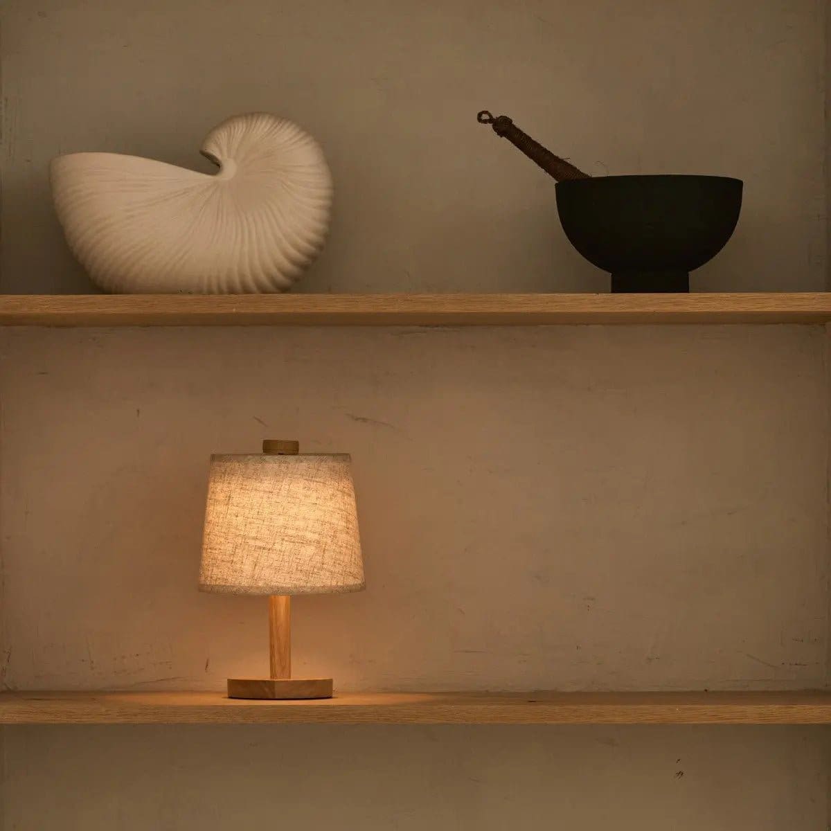 Lampe de table rechargeable en bois clair – Modèle Rover sans fil, création neuve